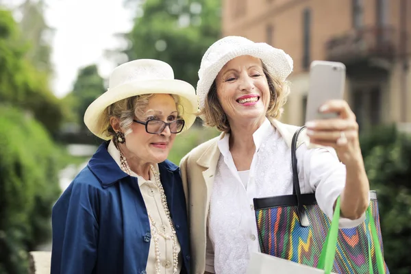 Twee Elegante Senior Vrouw Nemen Van Een Selfie Stad Met — Stockfoto