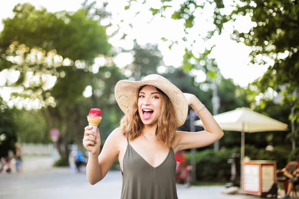 Adolescente Joven Con Sombrero Paja Sonriendo Tomando Helado Parque Día —  Fotos de Stock