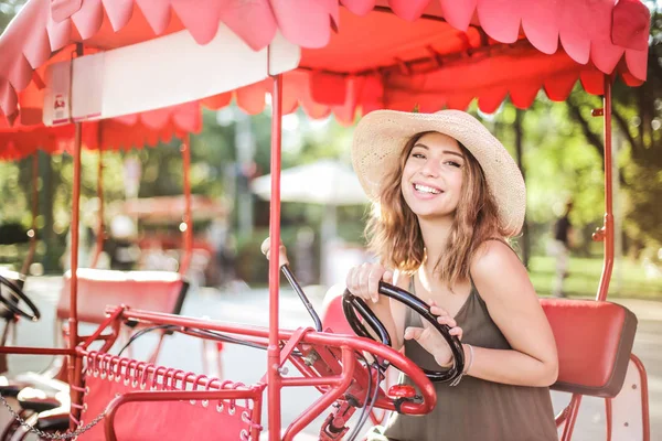 Young Teenager Wearing Straw Hat Having Fun Bicycle Vehicle Park — Stock Photo, Image