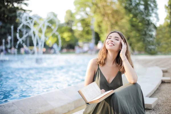 本を持つ公園でリラックス若い美しい十代 — ストック写真