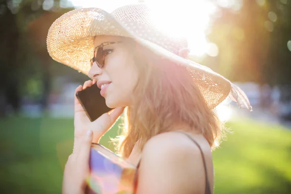 Young Teenager Wearing Straw Hat Sunglasses While Talking Her Smartphone — Stock Photo, Image