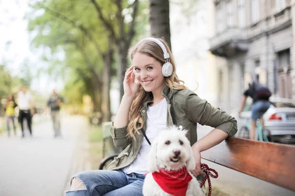 Glückliche Hübsche Blonde Frau Mit Kopfhörern Die Mit Ihrem Süßen — Stockfoto