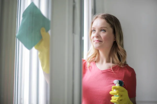Pencere Temizleme Olumlu Seyir Sarışın Genç Kadın — Stok fotoğraf