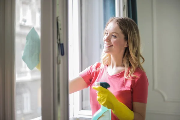 Joven Hermosa Mujer Limpiando Las Ventanas Sonriendo Positivamente —  Fotos de Stock