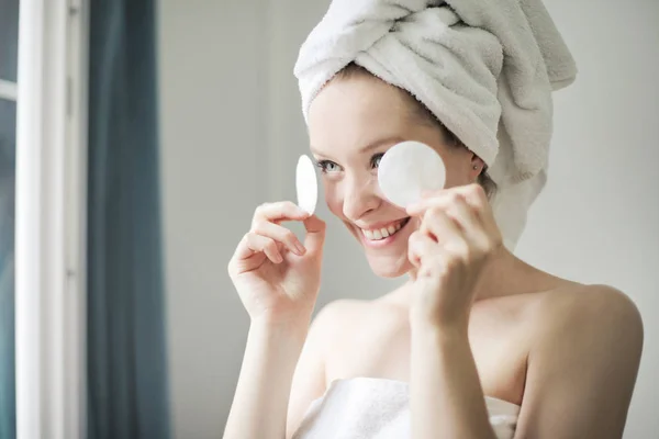 Junge Hübsche Frau Hat Spaß Mit Wattepads Badezimmer — Stockfoto