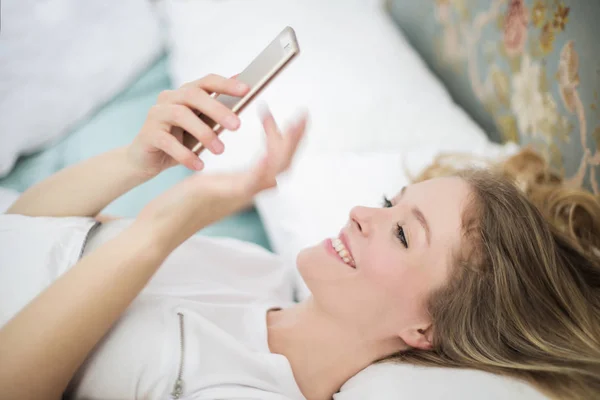 Jonge Mooie Blonde Vrouw Liggend Haar Bed Gelukkig Surfen Het — Stockfoto