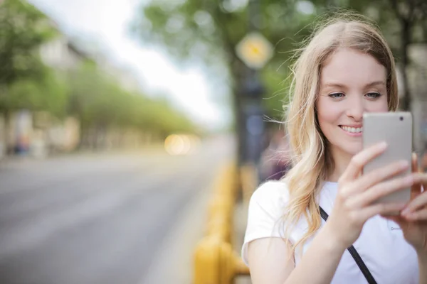Genç Güzel Sarışın Kadın Kendini Bir Selfie Sokakta Şehirde Alarak — Stok fotoğraf