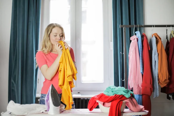 Young Blonde Woman Smelling Her Clothes Front Her Closet — Stock Photo, Image
