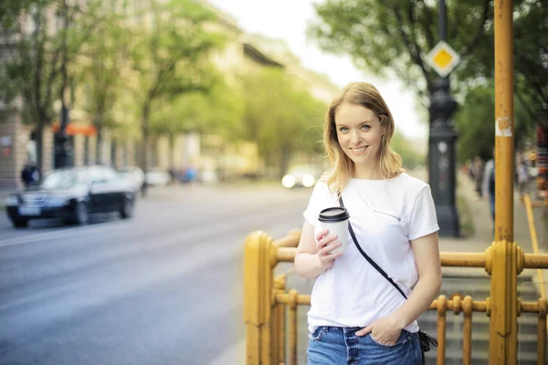 Jeune Femme Blonde Debout Dans Rue Avec Café Emporter Souriant — Photo