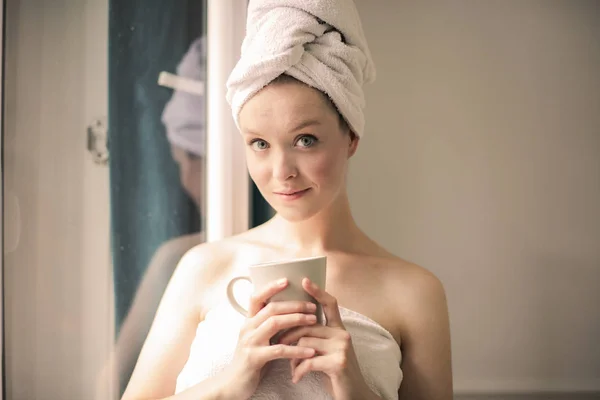 Νέοι Όμορφο Γυναίκα Μια Πετσέτα Στο Κεφάλι Στέκεται Ένα Φλιτζάνι — Φωτογραφία Αρχείου