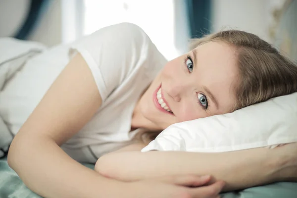 Junge Schöne Frau Lächelt Und Liegt Hause Auf Dem Bett — Stockfoto