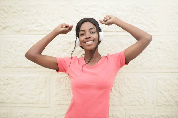 Junge Schöne Afro Frau Mit Kopfhörern Die Sich Vor Einer — Stockfoto