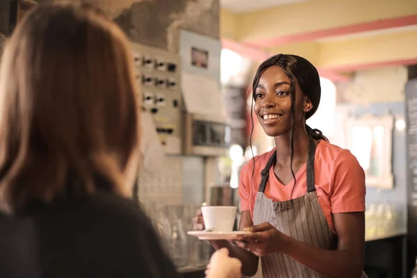 Jonge Mooie Afro Vrouw Als Serveerster Serveren Een Koffie Een — Stockfoto