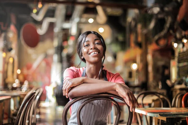 Jovem Bela Afro Mulher Garçonete Sentado Uma Cadeira Bar Ter — Fotografia de Stock