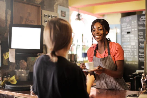 Jonge Mooie Afro Vrouw Barman Serveert Een Klant Een Bistro — Stockfoto