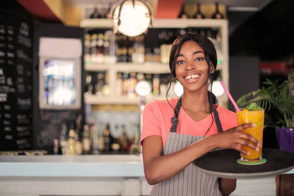 Junge Schöne Afro Kellnerin Mit Einem Teller Und Einem Getränk — Stockfoto