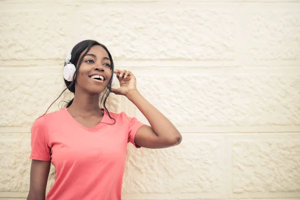 Jovem Mulher Afro Bonita Com Fones Ouvido Ouvindo Música Rua — Fotografia de Stock