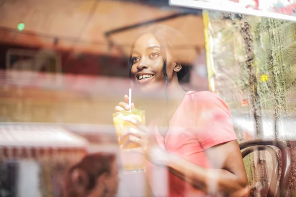 Gelukkig Jonge Mooie Afro Vrouw Zit Een Bistro Een Drankje — Stockfoto