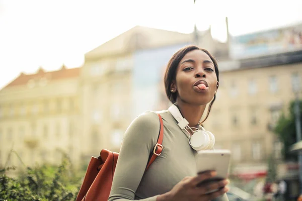 Jovem Mulher Afro Bonita Com Fones Ouvido Mochila Fazendo Rosto — Fotografia de Stock