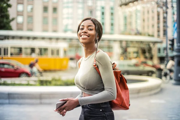 Jeune Belle Femme Afro Marchant Dans Rue Avec Son Smartphone — Photo