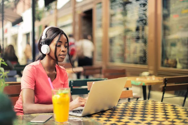 Joven Mujer Afro Hermosa Con Auriculares Sentados Estudiando Computadora Portátil —  Fotos de Stock