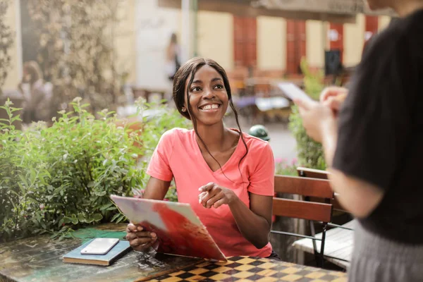 Jonge Mooie Afro Vrouw Zitten Een Terrasje Bestellen Van Het — Stockfoto