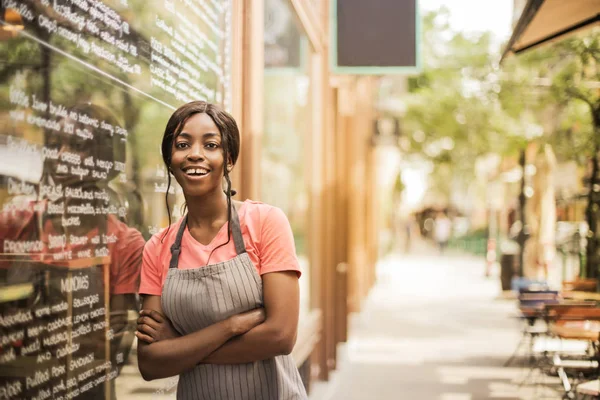 Jeune Belle Serveuse Afro Devant Immeuble Faisant Une Pause Souriant — Photo