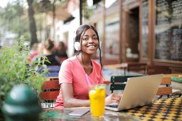 Jovem Mulher Afro Bonita Ouvindo Música Seus Fones Ouvido Terraço — Fotografia de Stock