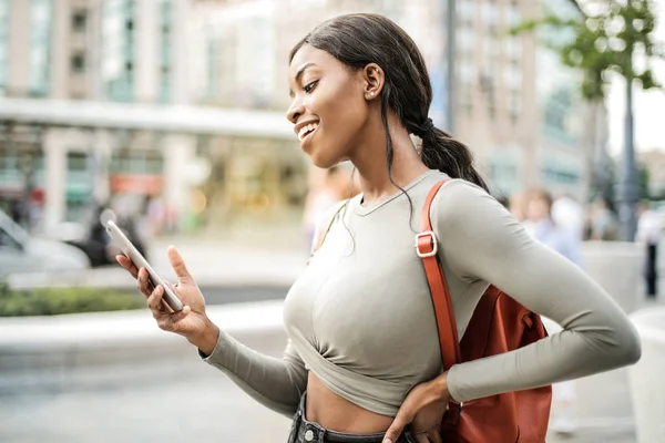 Mladá Krásná Žena Afro Kontrola Její Smartphone Ulici Usmívá — Stock fotografie