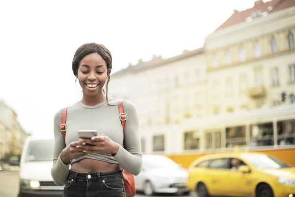 Giovane Bella Donna Afro Controllando Suo Smartphone Strada Sorridendo — Foto Stock