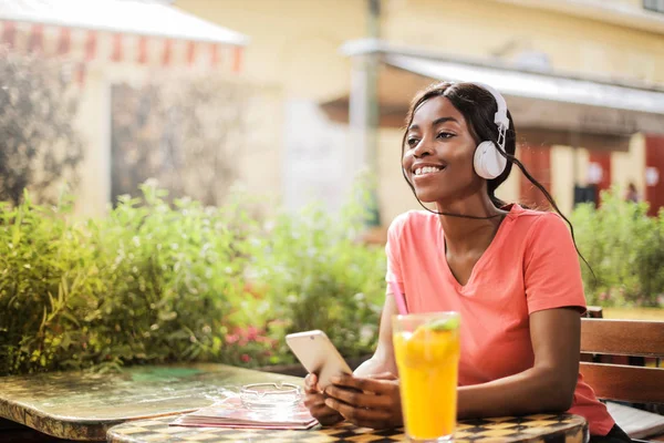 Молодая Красивая Афро Женщина Наушниками Смартфоном Отдыхает Террасе Слушает Музыку — стоковое фото