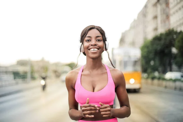 Młoda Piękna Kobieta Afro Słuchawek Jogging Ulicy Uśmiechając Się — Zdjęcie stockowe