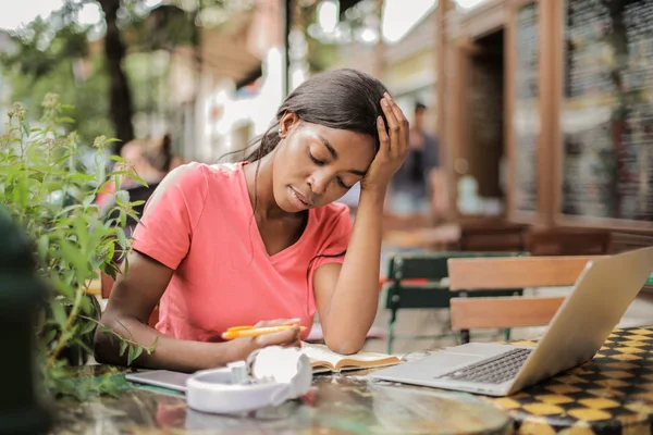 Joven Mujer Afro Hermosa Sentada Una Terraza Con Computadora Portátil —  Fotos de Stock