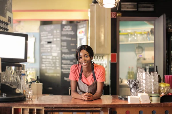 Unga Vackra Afro Servitrisen Stående Och Leende Bakom Bänkskivan Bistro — Stockfoto