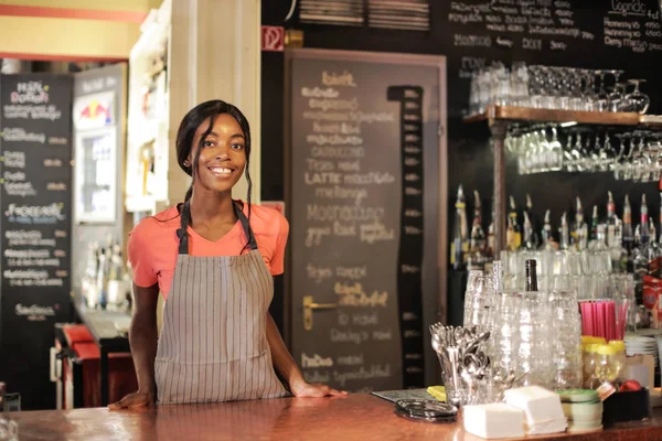 Unga Vackra Afro Servitrisen Stående Och Leende Bakom Bänkskivan Bistro — Stockfoto