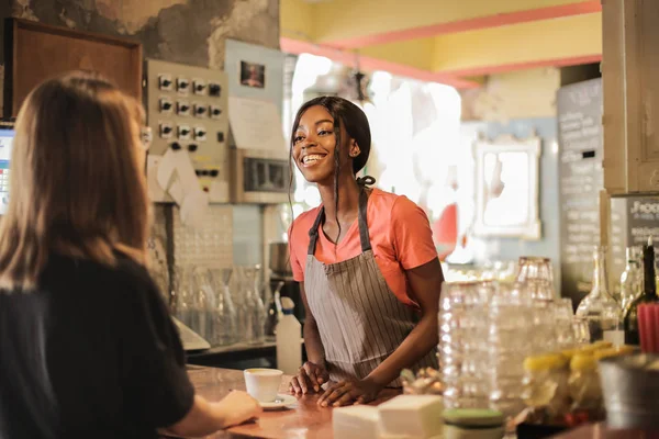 Jonge Mooie Afro Serveerster Werken Een Bistro — Stockfoto