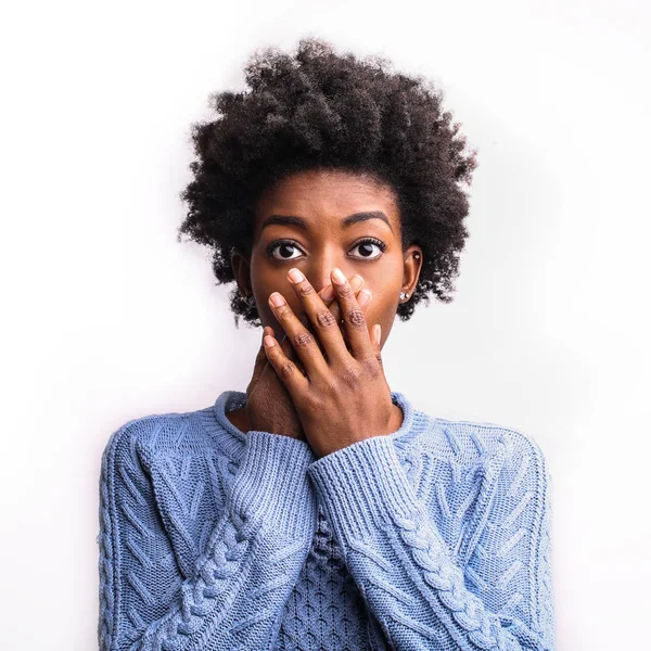 Όμορφη Μαύρη Γυναίκα Αφρο Καλύπτει Στόμα Και Αίσθημα Έκπληκτος Σοκαρισμένος — Φωτογραφία Αρχείου