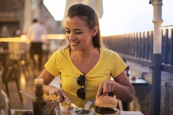 Junge Schöne Frau Beim Abendessen Einem Sommerabend Auf Einer Terrasse — Stockfoto