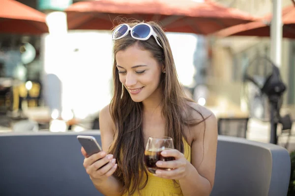 Joven Hermosa Mujer Con Gafas Sol Tomando Una Copa Revisando —  Fotos de Stock