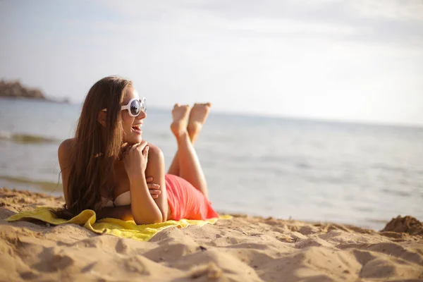 Joven Hermosa Mujer Con Gafas Sol Tumbada Playa Disfrutando Del — Foto de Stock