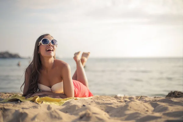 Piękna Młoda Kobieta Okulary Leżąc Plaży Uśmiechając Się Letni Dzień — Zdjęcie stockowe