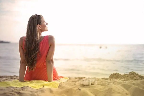 Młoda Piękna Kobieta Siedzi Plaży Podziwiając Zachód Słońca — Zdjęcie stockowe