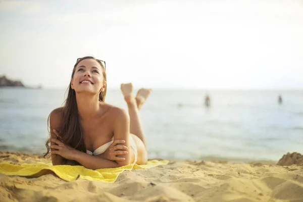 Jonge Mooie Vrouw Bikini Liggend Het Strand Ontspannen Glimlachen — Stockfoto