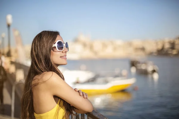 Belle Femme Avec Des Lunettes Soleil Profitant Soleil Regardant Mer — Photo