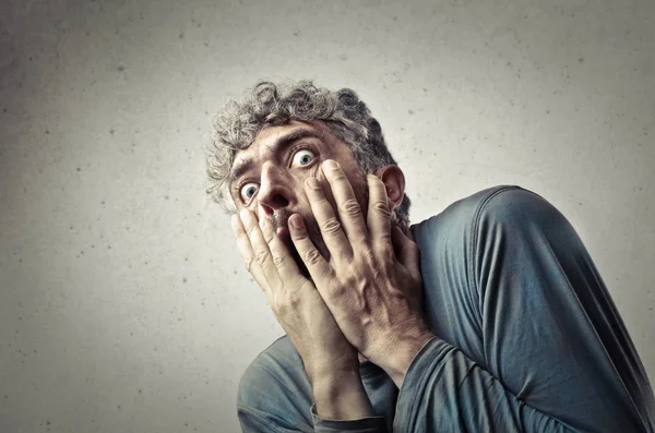 Kıvırcık saçlı adam şaşırmış ve korkmuş seyir.