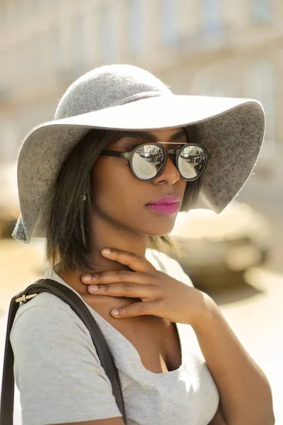 Young Afro Woman Sunglasses Hat Outdoor Summer — Stock Photo, Image