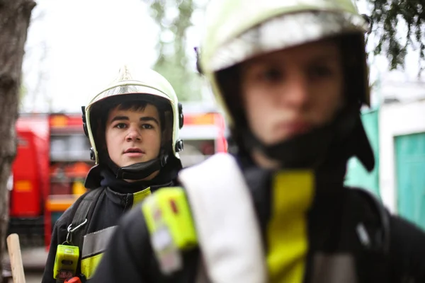 Feuerwehrleute Mit Helmen Einsatz — Stockfoto