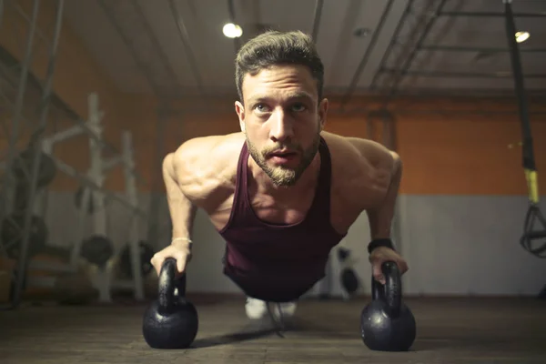 Spor Salonunda Egzersiz Yapan Yakışıklı Atletik Erkek — Stok fotoğraf