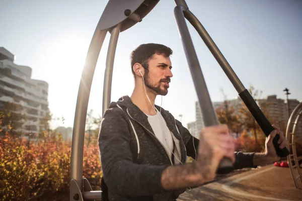 Jeune Homme Athlétique Avec Écouteurs Faisant Des Exercices Plein Air — Photo