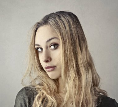 Güzel sarışın kadın seductively kameraya arıyor.